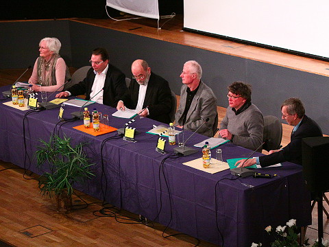 Die Jury bei einer Filmbesprechung: Erdmute Homann, Frank Pfütze, Eberhard Teichgräber, Eckhard Bussian, Jürgen Rehberg und Jury-Leiter Rainer Schubert. (Foto: AFG/Rainer Flöter)