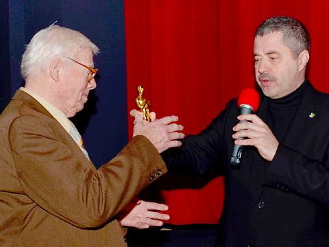 Zeichen der Anerkennung: Ein kleiner „Oscar“ für die Pirnaer Filmamateure – Landrat Geißler (rechts) überreicht ihn an Werner Reichelt (Foto: PFVC/Michael Breul)