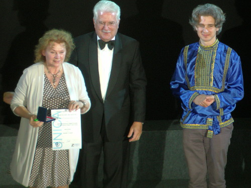 Stellvertretend für die deutschen Preisträger nahm Barbara Zimmermann vom BDFA die Medaillen entgegen, neben ihr UNICA-Präsident Fondeur und Wjatscheslaw Sajzew vom Organisations-Kollektiv (Quelle: VFS/S. Bräuniger)