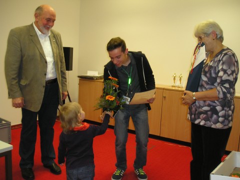 Blumen für Stefan Löwe, der für seinen Film "Von der Blume bis ins Glas" den Preis des Eilenburger Oberbürgermeisters erhielt. (Quelle: VFS/F. Bräuniger)