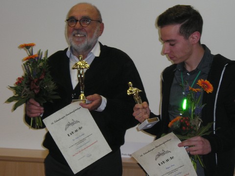 Dr. Peter Paschke und Stefan Löwe halten den Preis der Amateurfilmgemeinschaft Eilenburg in den Händen (Quelle: VFS/F. Bräuniger)