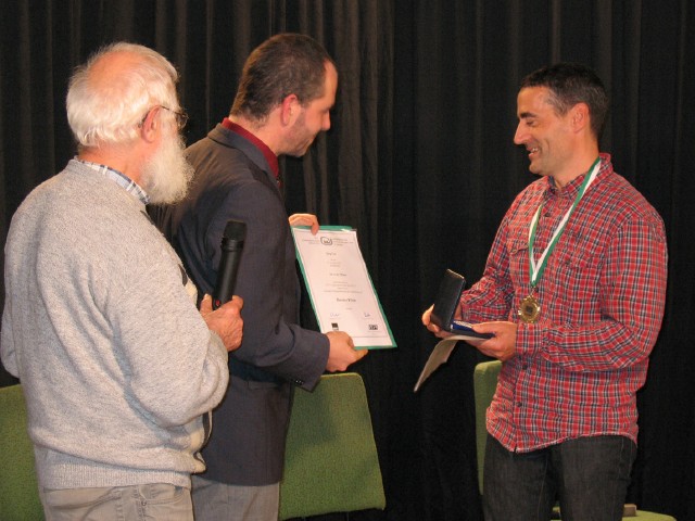 Jörg Herrmann und Burkhard Schmidtke überreichen die Goldmedaille an Jörg Viol (Quelle: VFS/Schubert)
