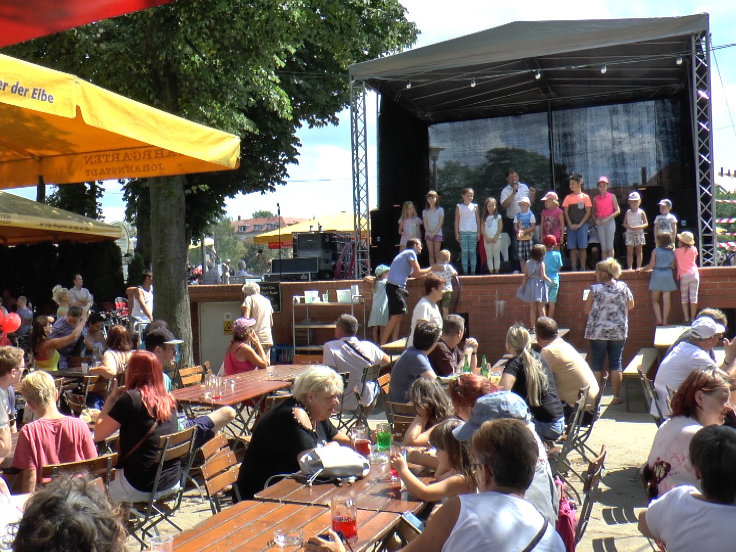 Elbefest 2018: Gute Stimmung an der Bühne im Fährgarten (Quelle: VFS/R. Schubert) Elbefest 2018: Gute Stimmung an der Bühne im Fährgarten (Quelle: VFS/R. Schubert)