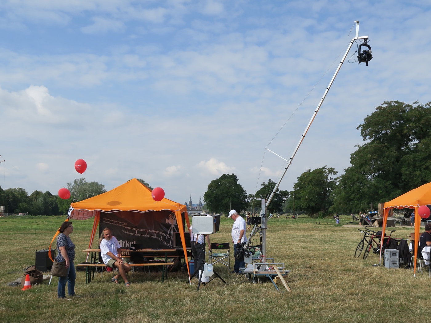 Weithin sichtbarer Anziehungspunkt am Filmzirkel-Stand: Der selbstgebaute Kamerakran eines Vereinsmitglieds (Quelle: VFS/R. Schubert) Weithin sichtbarer Anziehungspunkt am Filmzirkel-Stand: Der selbstgebaute Kamerakran eines Vereinsmitglieds (Quelle: VFS/R. Schubert)