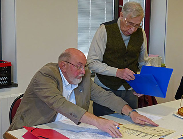 Gerd Spindler (links) mit Dr. Karlheinz Bernert bei der Unterzeichnung von EILAF-Urkunden (Quelle: AFG/Rainer Flöter)