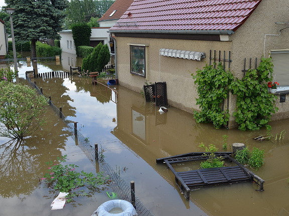 Mitten in der Flut: Das Gebäude des PFVC am 6. Juni 2013. (Quelle: PFVC/Eberhard Walther)